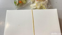 Nasi goreng murah kami dapatkan dengan harga Rp 34 ribu dari Nasi Goreng Kambing H Bisri Karet. Nasi goreng dilengkapi acar dan kerupuk bawang.