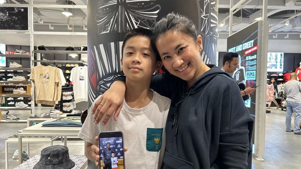 Putra legenda pebulutangkis Taufik Hidayat, Nayutama Prawira Hidayat ditemani Ami Gumilar, ibundanya menghadiri meet and greet RJ Barrett