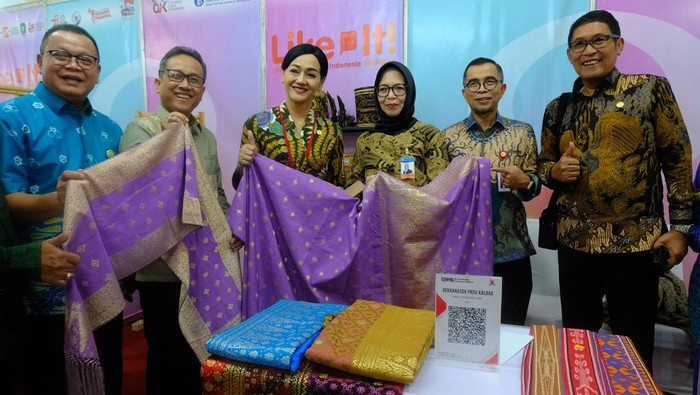 OJK gelar Literasi Keuangan Indonesia Terdepan Kepala Eksekutif Pengawas Perilaku Pelaku Usaha Jasa Keuangan, Edukasi dan Pelindungan Konsumen Otoritas Jasa Keuangan (OJK) Friderica Widyasari Dewi (ketiga kiri), Kepala Eksekutif Pengawas Pasar Modal, Keuangan Derivatif dan Bursa Karbon OJK Inarno Djajadi (kanan), Kepala Perwakilan BI Provinsi Kalbar Nur Asyura Anggini Sari (ketiga kanan) memperlihatkan kain tenun khas Kalbar buatan perajin lokal dalam kegiatan Literasi Keuangan Indonesia Terdepan (Like It) Series#2 di Pontianak, Kalimantan Barat, Selasa (29/8/2023). Kegiatan yang digelar OJK bersama Bank Indonesia, Kementerian Keuangan dan Lembaga Penjamin Simpanan tersebut bertujuan untuk meningkatkan pemahaman tentang investasi dan memperkuat UMKM Indonesia. ANTARA FOTO/Jessica Wuysang/rwa.
