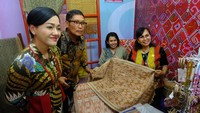 Kepala Eksekutif Pengawas Perilaku Pelaku Usaha Jasa Keuangan, Edukasi dan Pelindungan Konsumen Otoritas Jasa Keuangan (OJK) Friderica Widyasari Dewi (kiri) bersama Kepala Eksekutif Pengawas Pasar Modal, Keuangan Derivatif dan Bursa Karbon OJK Inarno Djajadi (kedua kiri) memperlihatkan kain tenun khas Kalbar buatan perajin lokal saat meninjau stand pameran dalam kegiatan Literasi Keuangan Indonesia Terdepan (Like It) Series#2 di Pontianak, Kalimantan Barat. 