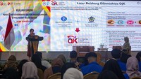 Ketua Dewan Audit merangkap anggota Dewan Komisioner Otoritas Jasa Keuangan (OJK) Sophia Issabella Watimena (kiri) memberikan kuliah umum dalam OJK Goes To Campus di Politeknik Negeri Batam, Batam, Kepulauan Riau. 