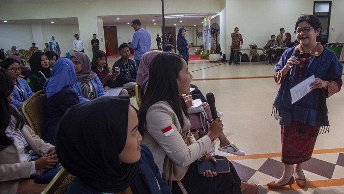 OJK Goes to Campus Ketua Dewan Audit merangkap anggota Dewan Komisioner Otoritas Jasa Keuangan (OJK) Sophia Issabella Watimena (kanan) berinteraksi dengan seorang mahasiswi saat OJK Goes To Campus di Politeknik Negeri Batam, Batam, Kepulauan Riau, Selasa (29/8/2023). Kegiatan bertema penguatan governansi sektor jasa keuangan tersebut bertujuan untuk memberikan pengetahuan tentang produk-produk jasa keuangan kepada mahasiswa. ANTARA FOTO/Teguh Prihatna/rwa.