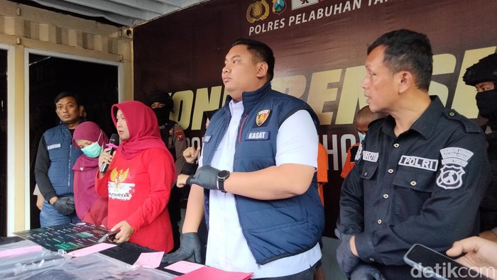 Pelaku pembobol rekening Puskesmas di Surabaya.