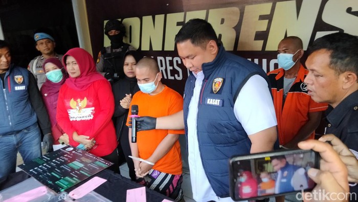 Pelaku pembobol rekening Puskesmas di Surabaya.