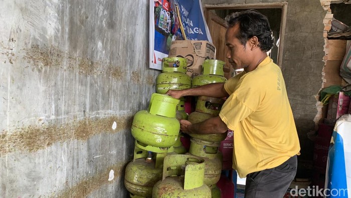 Pemilik pangkalan saat menyusun tabung LPG 3kg di Medan. (Foto: Kartika Sari/detikSumut).