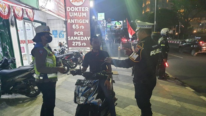 Pemotor lawan arah di Jalan Margonda, Depok, ditilang polisi.