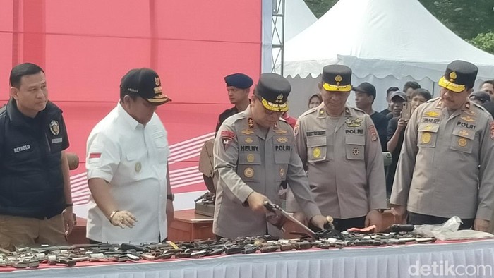 Pemusnahan senjata api ilegal di Polda Lampung.