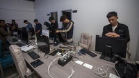 Penangkapan ini dipimpin Direskrimsus Polda Kepri Kombes Nasriadi beserta Kabag Jatinter Kombes Audie S Latuheru. Ada juga delapan polisi China yang terlibat dalam penangkapan ini. 