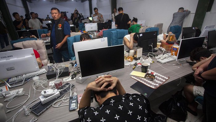 Polisi mengamankan puluhan warga negara asing (WNA) asal Tiongkok saat penggerebekan di dalam kawasan Cammo Industrial Park, Batam, Kepulauan Riau, Selasa (29/8/2023).Divisi Hubungan Internasional (Divhubinter) Polri bekerja sama dengan Kementerian Keamanan Publik Republik Rakyat Tiongkok (RRT) mengamankan 88 WNA tersangka sindikat jaringan internasional server judi online, scamming dan pemerasan melalui sosial media. ANTARA FOTO/Teguh Prihatna/aww.