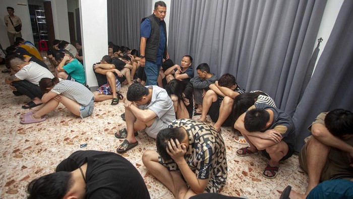 Penggerebekan 88 WNA Tiongkok di Batam Polisi mengamankan puluhan warga negara asing (WNA) asal Tiongkok saat penggerebekan di dalam kawasan Cammo Industrial Park, Batam, Kepulauan Riau, Selasa (29/8/2023).Divisi Hubungan Internasional (Divhubinter) Polri bekerja sama dengan Kementerian Keamanan Publik Republik Rakyat Tiongkok (RRT) mengamankan 88 WNA tersangka sindikat jaringan internasional server judi online, scamming dan pemerasan melalui sosial media. ANTARA FOTO/Teguh Prihatna/aww.
