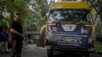 Seniman Patung Nyoman Nuarta melihat truk saat pelepasan pengiriman perdana bilah istana kepresidenan Ibu Kota Nusantara (IKN) di workshop NuArt Sculpture Park, Bandung, Jawa Barat, Rabu (30/8/2023).  