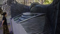 Pengunjung melihat desain istana kepresidenan Ibu Kota Nusantara (IKN) di NuArt Sculpture Park, Bandung, Jawa Barat, Rabu (30/8/2023).  
