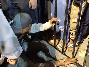 Polisi Amankan Penonton Resek Saat Konser Happy Asmara di HUT Trenggalek