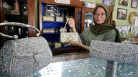 Perajin perak ini sudah dua kali memanfaatkan pendanaan usaha mikro dan kecil (PUMK) Jamkrindo sejak 2018 untuk menambah modal. Kini usahanya mulai bangkit dari imbas pandemi. 