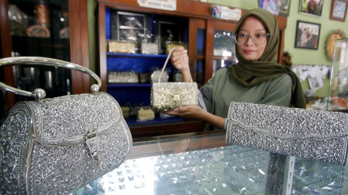 Nur Parwanto, perajin perak binaan PT Jamkrindo di Kotagede, DI Yogakarta menunjukkan sejumlah kerajinannya. Perajin perak ini sudah dua kali memanfaatkan pendanaan usaha mikro dan kecil (PUMK) Jamkrindo sejak 2018 untuk menambah modal. Selain memberikan pendanaan, Jamkrindo juga memfasilitasi mitra binaan untuk mengikuti berbagai pameran.