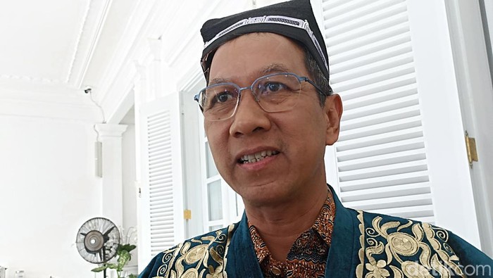 Pj Gubernur DKI Heru Budi bertemu dengan Penasihat Presiden Uzbekistan. Mereka membahas mengenai kerja sama sister city hingga pertukaran pengenalan budaya. (Tiara AA/detikcom)
