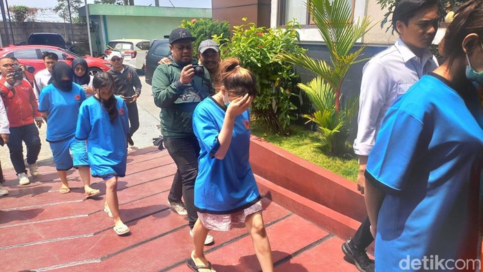 Polda Jabar menangkap 6 perempuan muda yang terlibat promosi situs perjudian.