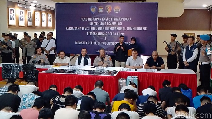 Polda Kepri menggelar konferensi pers pengungkapan kasus love scamming yang melibatkan 88 WNA China.(Alamudin Hamapu/detikSumut))