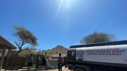 Polisi mendistribusikan air bersih di Kabupaten Sumbawa, Nusa Tenggara Barat. Sumbawa merupakan salah satu daerah yang mengalami kekeringan karena El Nino.