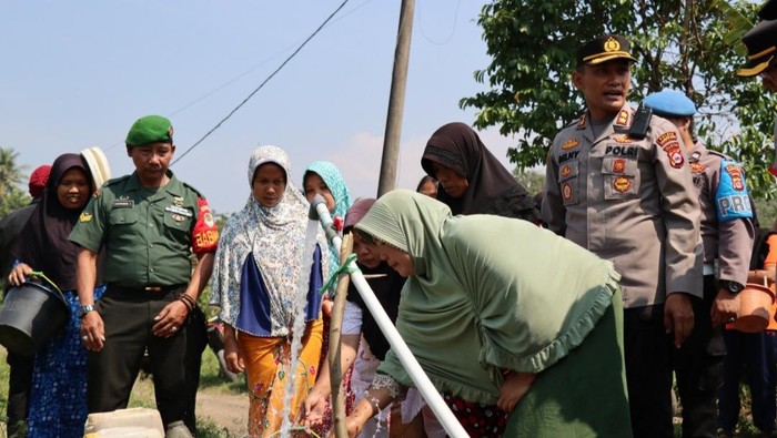 Polres Pandeglang bagikan air bersih kepada warga terdampak Kekeringan. (Aris Rivaldo/detikcom)