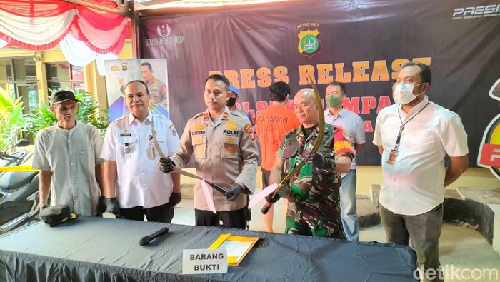 Polsek Mampang mengamankan 2 pemuda yang hendak tawuran dan sempat tinggalkan motor saat dikejar patroli polisi.