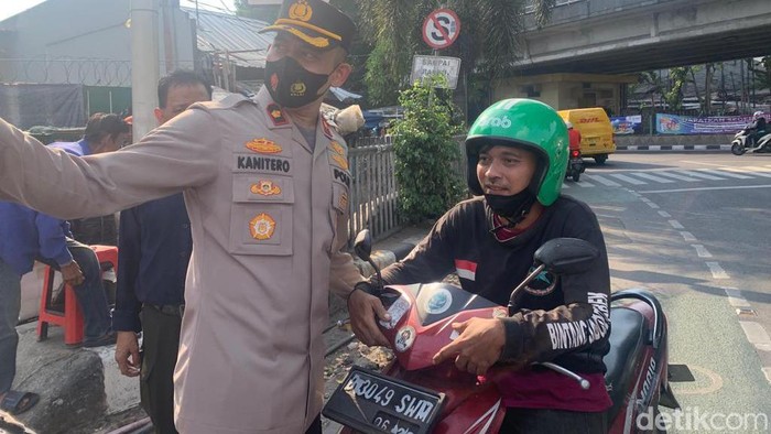 Polsek Mampang Prapatan menggelar sosialisasi cegah lawan arah sambil membawa badut Mampang, Rabu (30/8/2023).