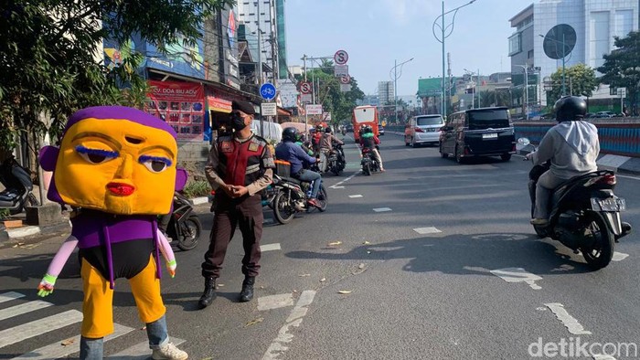 Polsek Mampang Prapatan menggelar sosialisasi cegah lawan arah sambil membawa badut Mampang, Rabu (30/8/2023).