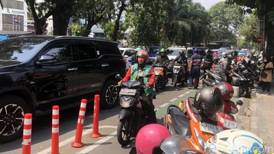 Potret Kemacetan di Jalan Kwitang Imbas Diskon Toko Gunung Agung