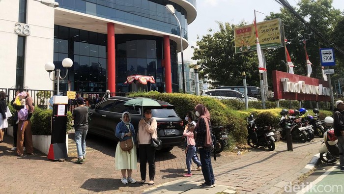 Begini kondisi kawasan Jalan Kwitang, Jakarta, Rabu (30/8/2023) pukul 13:50. Kemacetan ini dikarenakan banyak yang parkir di depan Toko buku Gunung Agung.