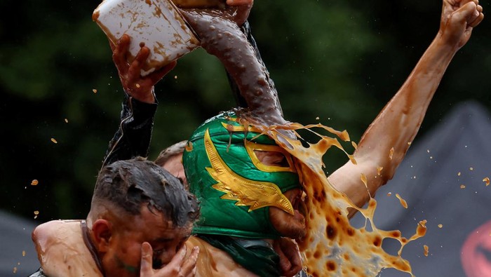 Potret Uniknya Kejuaraan Dunia Gulat dalam Kuah Daging Wrestlers Joe Blashill and El Bisto take part in the World Gravy Wrestling Championships at the Rose 'N' Bowl pub in Stacksteads, Britain, August 28, 2023. REUTERS/Phil Noble