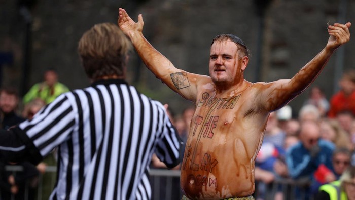 Potret Uniknya Kejuaraan Dunia Gulat dalam Kuah Daging Wrestlers Joe Blashill and El Bisto take part in the World Gravy Wrestling Championships at the Rose 'N' Bowl pub in Stacksteads, Britain, August 28, 2023. REUTERS/Phil Noble
