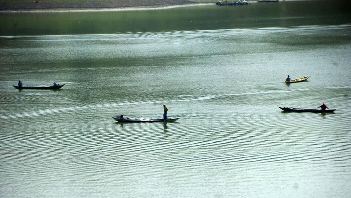 Potret Waduk Cacaban Tegal yang Airnya Mulai Menyusut Sejumlah perahu nelayan bersandar di pinggir Waduk Cacaban yang airnya mulai menyusut di Desa Karanganyar, Kabupaten Tegal, Jawa Tengah, Selasa (29/8/2023). Volume air Waduk Cacaban untuk mengairi sekitar 7.000 hektar persawahan itu sejak lima bulan terakhir menyusut drastis dari normal 50 juta meter kubik menjadi 7,3 juta meter kubik sehingga dapat mengakibatkan berkurangnya pasokan air untuk mengairi areal persawahan di wilayah Pantura. ANTARA FOTO/Oky Lukmansyah/tom.