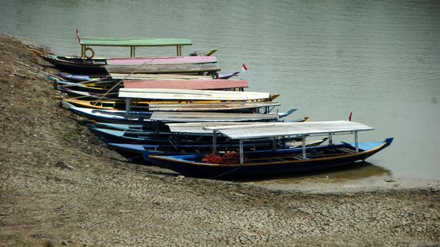 Sejumlah perahu nelayan bersandar di pinggir Waduk Cacaban yang airnya mulai menyusut di Desa Karanganyar, Kabupaten Tegal, Jawa Tengah, Selasa (29/8/2023). Volume air Waduk Cacaban untuk mengairi sekitar 7.000 hektar persawahan itu sejak lima bulan terakhir menyusut drastis dari normal 50 juta meter kubik menjadi 7,3 juta meter kubik sehingga dapat mengakibatkan berkurangnya pasokan air untuk mengairi areal persawahan di wilayah Pantura. ANTARA FOTO/Oky Lukmansyah/tom.