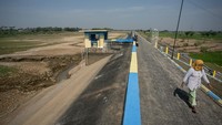 Warga berjalan di area Waduk Botok yang mengering di desa Mojodoyong, Kedawung, Sragen, Jawa Tengah, Rabu (30/8/2023).  