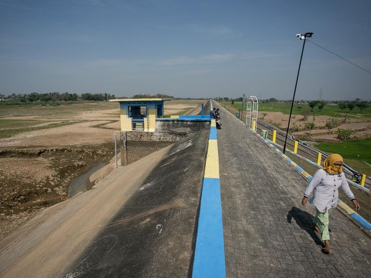 Potret Waduk Mengering di Sragen, Ribuan Hektare Sawah Terancam