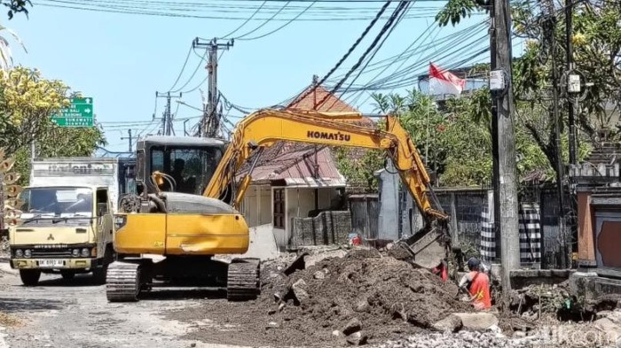 Proses perbaikan Jalan Surabi, Denpasar.