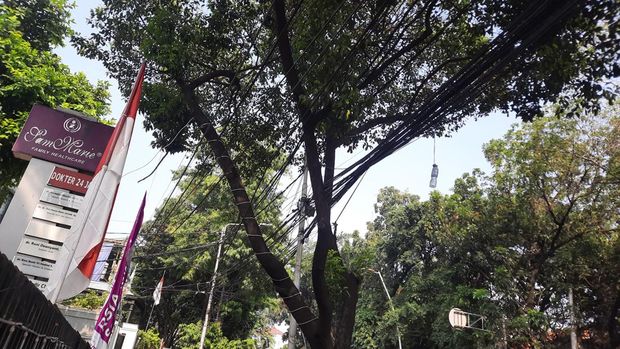 Proyek galian di Jalan Wijaya 1 untuk memindahkan kabel di udara.