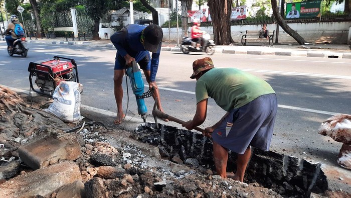 Proyek galian di Jalan Wijaya 1 untuk memindahkan kabel di udara.