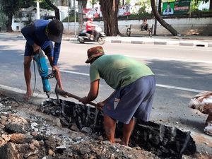 Pemkot Jaksel Pindahkan Kabel Semrawut ke Dalam Tanah di Jalan Wijaya 1