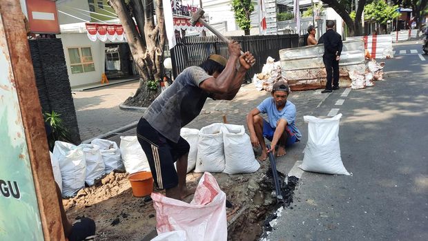 Proyek galian di Jalan Wijaya 1 untuk memindahkan kabel di udara.