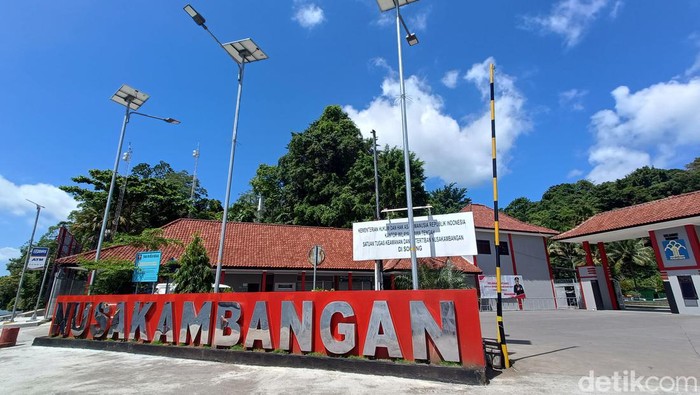 Pulau Nusakambangan yang terdapat sejumlah lapas termasuk di dalamnya Lapas Karanganyar.