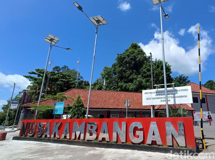 Pulau Nusakambangan yang terdapat sejumlah lapas termasuk di dalamnya Lapas Karanganyar.
