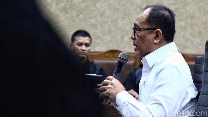 Mantan pejabat Ditjen Pajak Kementerian Keuangan Rafael Alun Trisambodo menjalani sidang perdana kasus gratifikasi dan tindak pidana pencucian uang (TPPU) di Pengadilan Tipikor Jakarta, Rabu (30/8/2023).