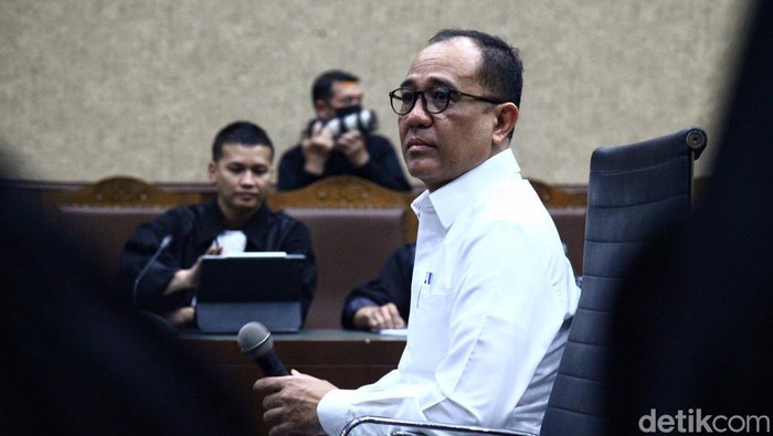 Mantan pejabat Ditjen Pajak Kementerian Keuangan Rafael Alun Trisambodo menjalani sidang perdana kasus gratifikasi dan tindak pidana pencucian uang (TPPU) di Pengadilan Tipikor Jakarta, Rabu (30/8/2023).