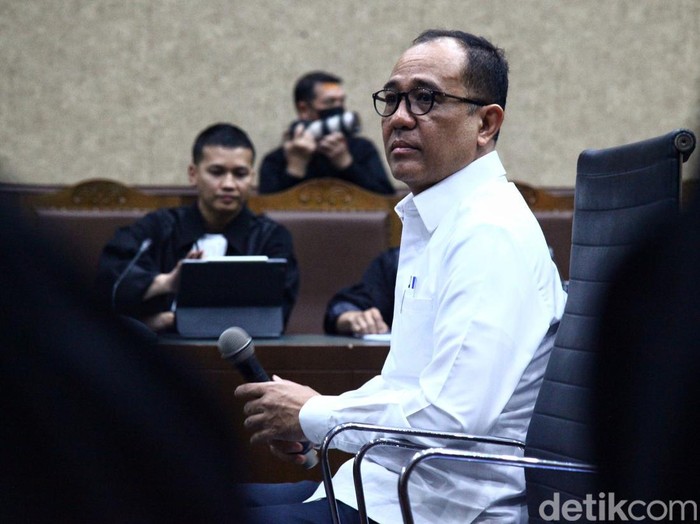 Mantan pejabat Ditjen Pajak Kementerian Keuangan Rafael Alun Trisambodo menjalani sidang perdana kasus gratifikasi dan tindak pidana pencucian uang (TPPU) di Pengadilan Tipikor Jakarta, Rabu (30/8/2023).