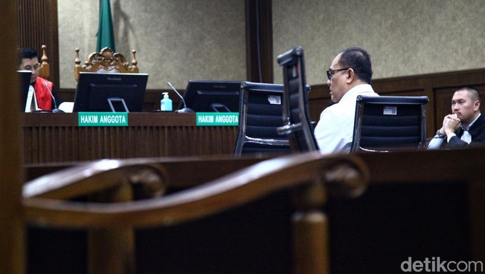 Mantan pejabat Ditjen Pajak Kementerian Keuangan Rafael Alun Trisambodo menjalani sidang perdana kasus gratifikasi dan tindak pidana pencucian uang (TPPU) di Pengadilan Tipikor Jakarta, Rabu (30/8/2023).