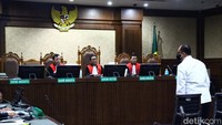 Rafael Alun didakwa menerima gratifikasi Rp 16,6 miliar dan melakukan pencucian uang hingga Rp 100 miliar bersama-sama istrinya, Ernie Meike Torondek. Dalam dakwaan kasus tindak pidana pencucian uang (TPPU) yang dibacakan jaksa KPK, Rafael Alun disebut membeli 68 tas, satu ikat pinggang, dan dua dompet untuk Ernie senilai total Rp 1,5 miliar.  
