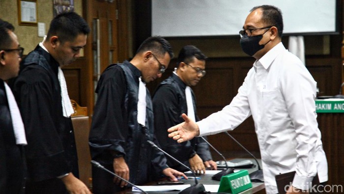 Mantan pejabat Ditjen Pajak Kementerian Keuangan Rafael Alun Trisambodo menjalani sidang perdana kasus gratifikasi dan tindak pidana pencucian uang (TPPU) di Pengadilan Tipikor Jakarta, Rabu (30/8/2023).