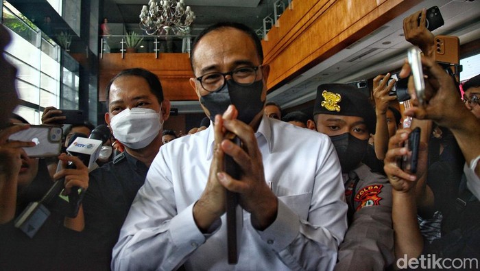 Rafael Alun Trisambodo Sidang Perdana Kasus TPPU-Gratifikasi Mantan pejabat Ditjen Pajak Kementerian Keuangan Rafael Alun Trisambodo menjalani sidang perdana kasus gratifikasi dan tindak pidana pencucian uang (TPPU) di Pengadilan Tipikor Jakarta, Rabu (30/8/2023).