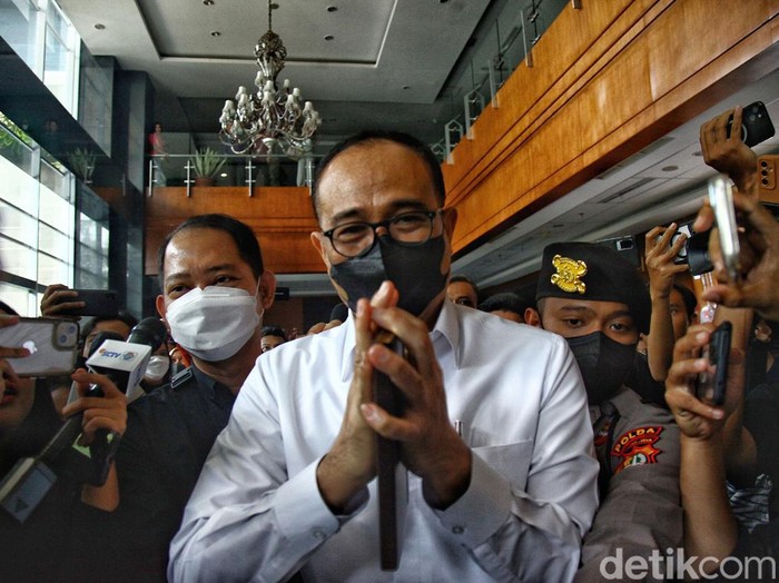 Mantan pejabat Ditjen Pajak Kementerian Keuangan Rafael Alun Trisambodo menjalani sidang perdana kasus gratifikasi dan tindak pidana pencucian uang (TPPU) di Pengadilan Tipikor Jakarta, Rabu (30/8/2023).